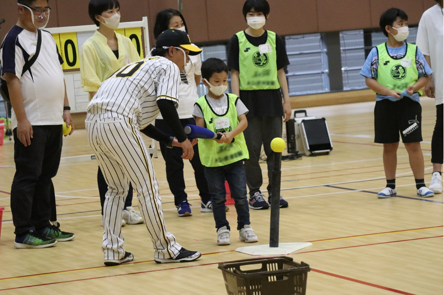 日本プロ野球選手会がひとり親家庭の親子を対象にした「ドリームキャッチ親子野球体験教室」を東大阪市で開催